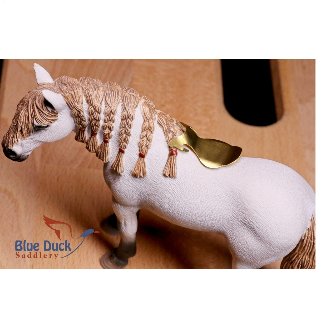 Pre-curved English saddle tree (1:20)