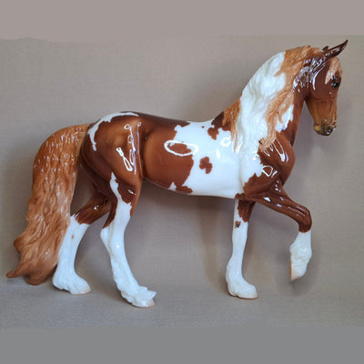 Breyer Traditionnel (1:9) 10770 - Scandi Surprise Alezan tobiano glossy